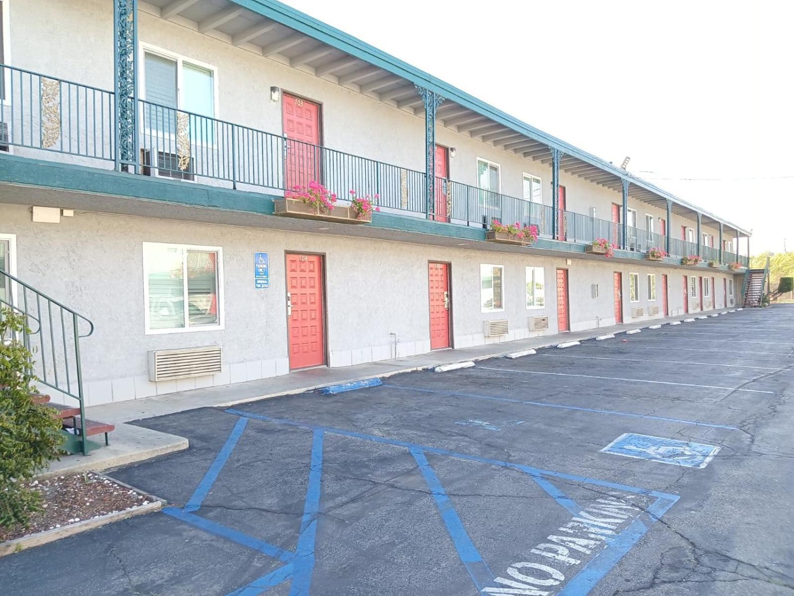 Pomona Inn Exterior photo